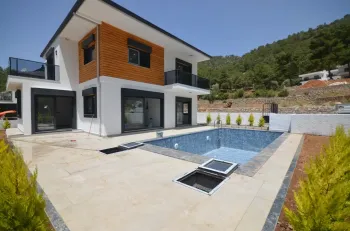 Özel Bahçeli ve Havuzlu Müstakil Üzümlü Villa